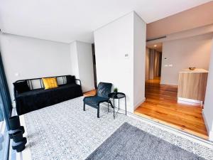 The Eça de Queiroz House - NO CV E - Flat B - Central Three-Bedroom Apartment