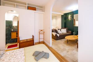 Modern Place in Sacré-Coeur