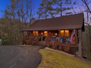 Two-Bedroom House room in ER107 - Smoky Mountain Charm - Great Location! Close To Town! cabin