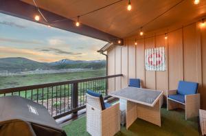 Minutes to Deer Valley and Park City, Private Hot Tub, Mountain Views, Living + Family, More