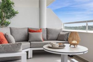 VIVI Homes - Buena Vida Family apartment with views, Pool & Gym