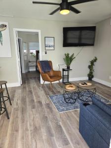 Winter Getaway! Walkable to Beach Access, Restaurants & Nightlife! Beach Equipment Included & Pet Friendly!