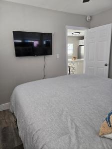 Winter Getaway! Walkable to Beach Access, Restaurants & Nightlife! Beach Equipment Included & Pet Friendly!