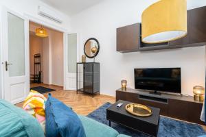 Ghetto Wall - Gozsdu Court La Fontaine