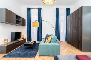 Ghetto Wall - Gozsdu Court La Fontaine