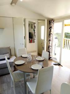 TRES BEAU MOBIL HOME spacieux de 2ch - 6 personnes - LES CHARMETTES 103 - La PALMYRE , Les MATHES