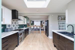 Melrose- Beautiful 4 Bedroom Home With Parking