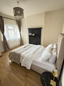 Ealing ,South Ealing, ,Richmond park ,Heathrow airport,Gunnesbury park,London