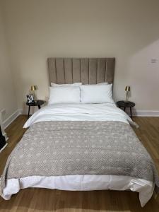 Ealing ,South Ealing, ,Richmond park ,Heathrow airport,Gunnesbury park,London
