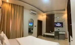Oyo room with large bedroom en-suite - Rubuchi