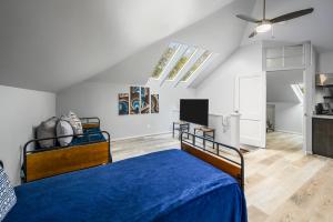 Cozy & Spacious Montrose Retreat with 3BR Near Houston Attractions