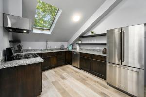 Cozy & Spacious Montrose Retreat with 3BR Near Houston Attractions