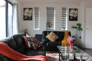 Contemporary 2 bed house with Parking