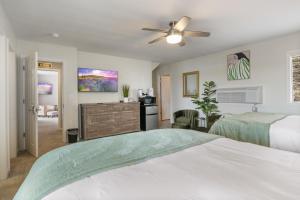 Lakeside Hideaway Green Room