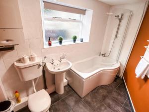 Bourne Cottage, Stylish 3 Bed Retreat, Sleeps 7, Pets Welcome, Central location, Xbox S Fun