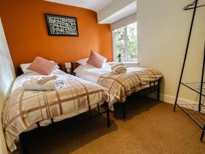 Bourne Cottage, Stylish 3 Bed Retreat, Sleeps 7, Pets Welcome, Central location, Xbox S Fun