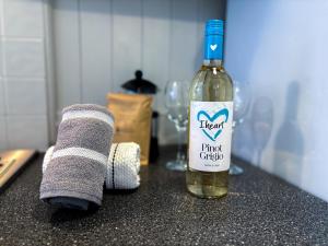 Bourne Cottage - Stylish 3-Bedroom Retreat, ideal for 7 Guests, Pet-Friendly, Xbox Series S & Games