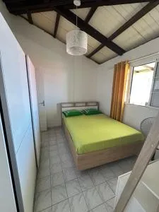 Jolie maison saisonnière en Guadeloupe de 160m2 disposant de 4 chambres 2 toilettes une grande véranda et terrasse - Vieux-Fort