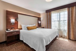 King Suite with Fireplace with Spa Bath - Non smoking room in Best Western Premier Bridgewood Hotel Resort