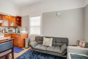 8 Mi to Bay Bridge Couples Getaway with Mtn Views!