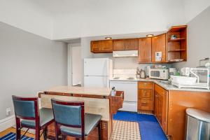 8 Mi to Bay Bridge Couples Getaway with Mtn Views!