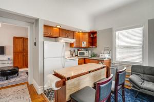 8 Mi to Bay Bridge Couples Getaway with Mtn Views!