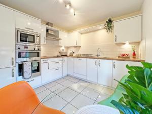Prime Windsor Location 3 Bedroom Apartment with Free Private Parking