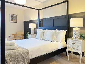 Prime Windsor Location 3 Bedroom Apartment with Free Private Parking