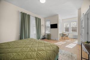 Charming Studio with Sun Room Sleeps 4