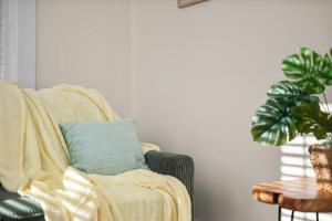 Charming Studio with Sun Room Sleeps 4