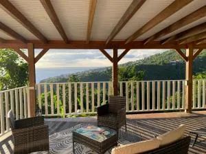 Schoelcher : studio équipé, deck et vue imprenable - Fond Bernier