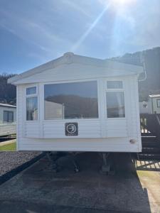 Sea Breeze Retreat 2 Bedroom Pet Friendly Caravan in Clarach Bay