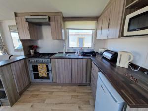 Sea Breeze Retreat 2 Bedroom Pet Friendly Caravan in Clarach Bay