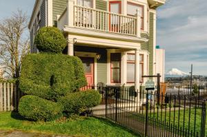 Charming 2BR 1901 Victorian Gem Apartment with AC-2 Month Min Stay