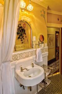 Charming 2BR 1901 Victorian Gem Apartment with AC-2 Month Min Stay