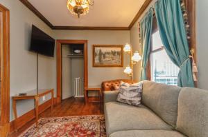 Charming 2BR 1901 Victorian Gem Apartment with AC-2 Month Min Stay