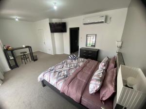 Dinar - cozy master bedroom