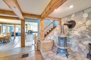 6-Acre Family-Friendly Getaway in Niles!