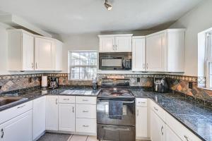 6-Acre Family-Friendly Getaway in Niles!