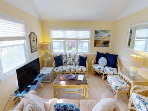 Pet Friendly, Wifi, Beach Badges, Beach Chairs,deck Smart Tv, Outdoor Shower,