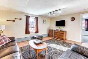 1 Block to Crystal Lake Downtown Beulah Apt! - 3hvězdičkové hotely ve městě Beulah