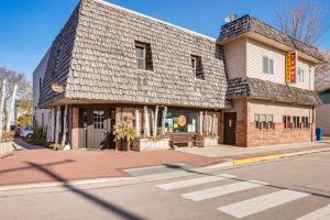 Walkable Beulah Apt Near Skiing and Ice Fishing!