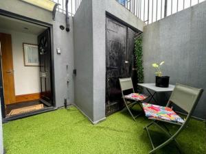 By The Beach Large Central Stylish Studio for 4 Guests