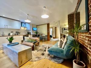 By The Beach Large Central Stylish Studio for 4 Guests