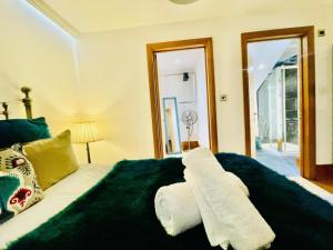 By The Beach Large Central Stylish Studio for 4 Guests