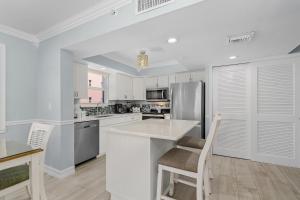 Beach Villas 706 Top-Floor Condo with Gulf Views, Pool condo