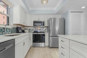 Beach Villas 706 Top-Floor Condo with Gulf Views, Pool condo