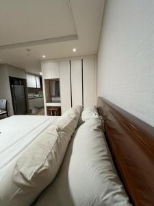 Deluxe Studio in Clark facing Lake with Kitchenette