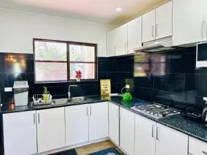 Dreamy Getaway 2 Bedroom Apartment near Airport - 劳托卡