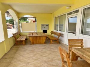 Seafront apartment with terrace in Kampor